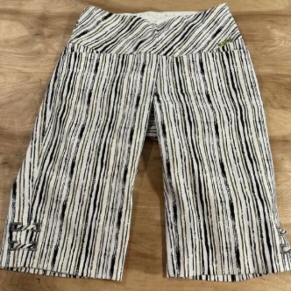 Swing Control Woman’s Sz 2 Stripe casual stretch womens Bermuda Golf shorts - Picture 1 of 5